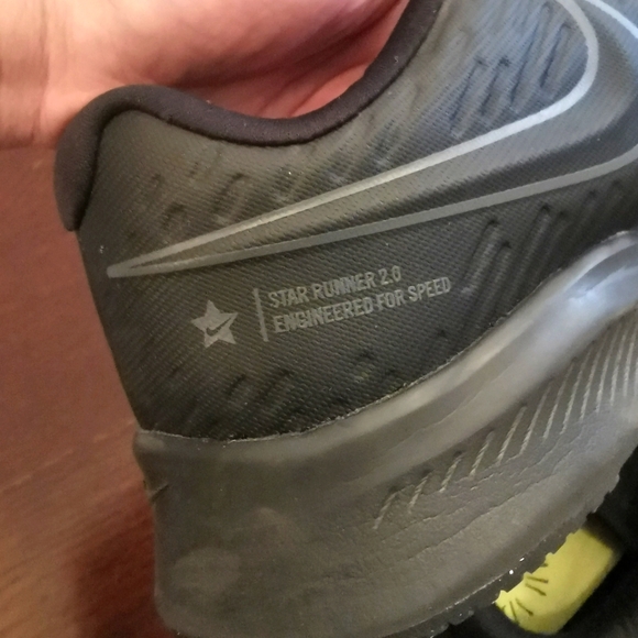 Nike big kid running shoes - Picture 3 of 7